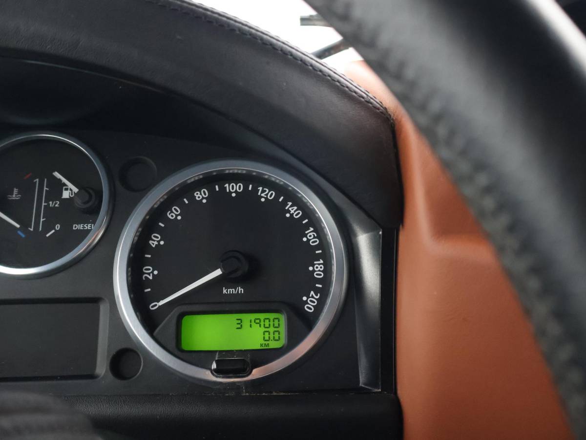 Land Rover Defender Land Rover Defender 90″ 2.2D 150 PK AUTOBIOGRAPHY GRIJS KENTEKEN *31.900 KM* UNIEK – TOPSTAAT – TWO-TONE