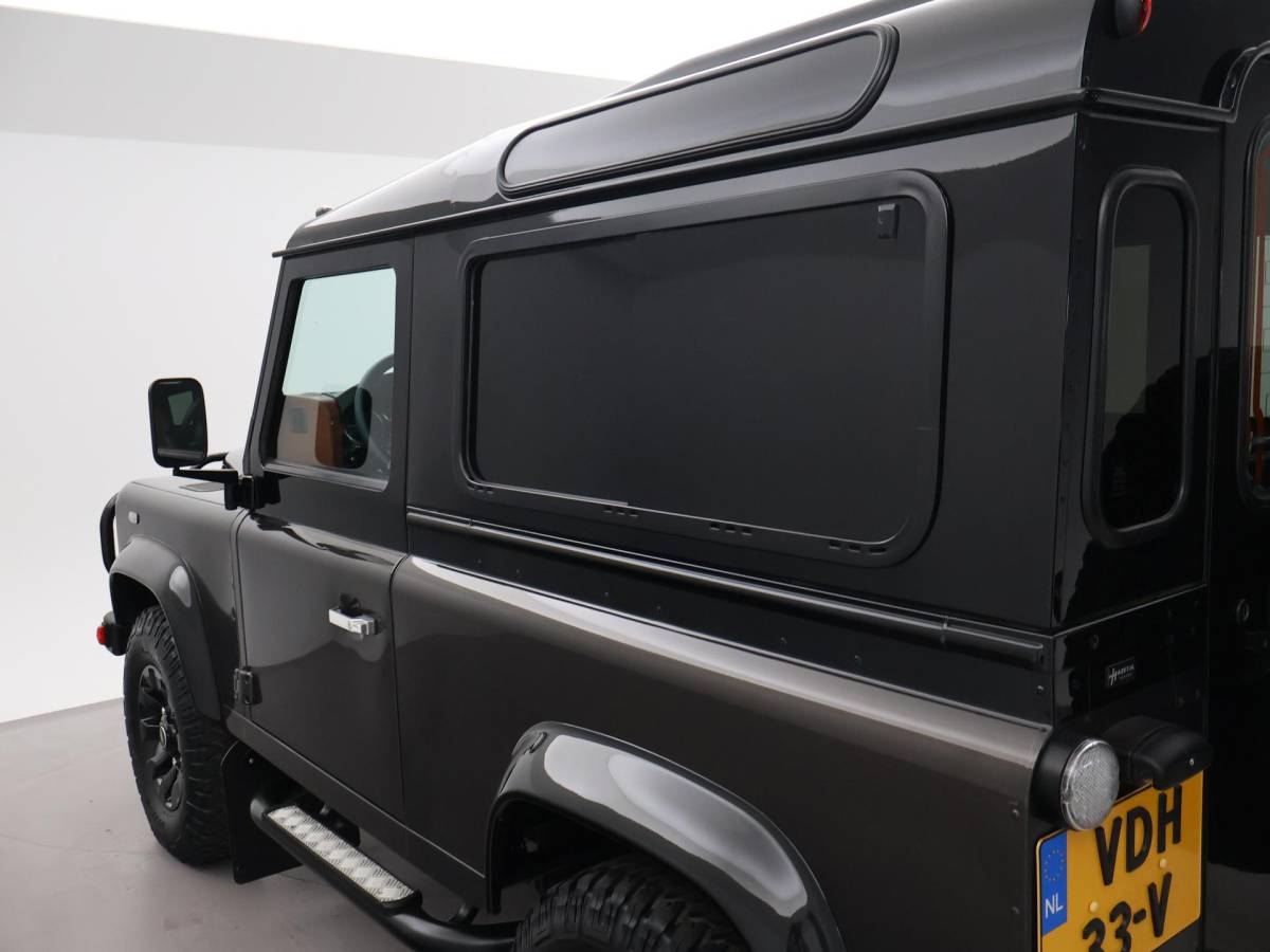 Land Rover Defender Land Rover Defender 90″ 2.2D 150 PK AUTOBIOGRAPHY GRIJS KENTEKEN *31.900 KM* UNIEK – TOPSTAAT – TWO-TONE