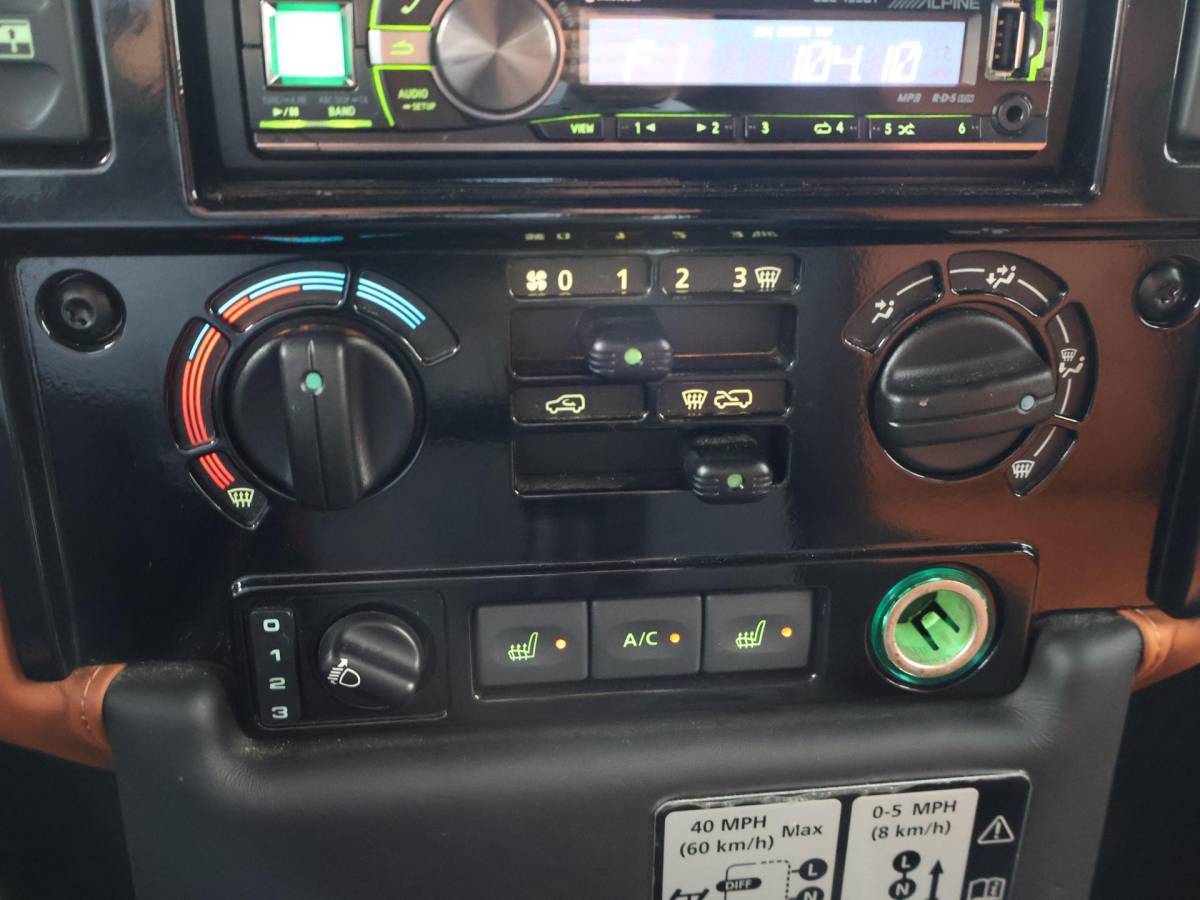 Land Rover Defender Land Rover Defender 90″ 2.2D 150 PK AUTOBIOGRAPHY GRIJS KENTEKEN *31.900 KM* UNIEK – TOPSTAAT – TWO-TONE