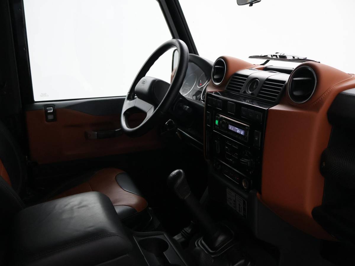 Land Rover Defender Land Rover Defender 90″ 2.2D 150 PK AUTOBIOGRAPHY GRIJS KENTEKEN *31.900 KM* UNIEK – TOPSTAAT – TWO-TONE