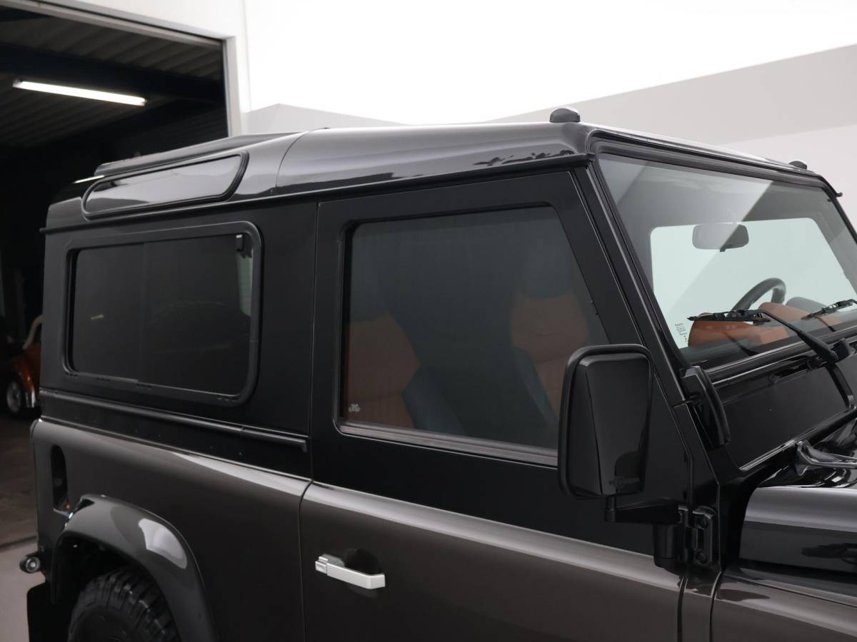 Land Rover Defender Land Rover Defender 90″ 2.2D 150 PK AUTOBIOGRAPHY GRIJS KENTEKEN *31.900 KM* UNIEK – TOPSTAAT – TWO-TONE