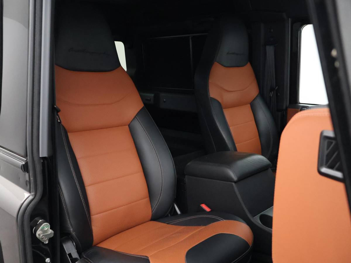 Land Rover Defender Land Rover Defender 90″ 2.2D 150 PK AUTOBIOGRAPHY GRIJS KENTEKEN *31.900 KM* UNIEK – TOPSTAAT – TWO-TONE