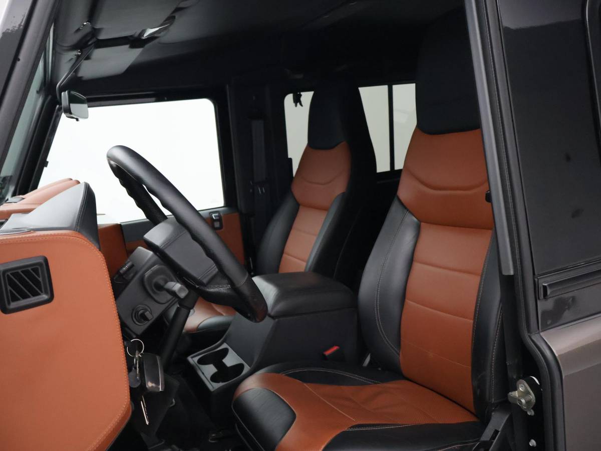 Land Rover Defender Land Rover Defender 90″ 2.2D 150 PK AUTOBIOGRAPHY GRIJS KENTEKEN *31.900 KM* UNIEK – TOPSTAAT – TWO-TONE