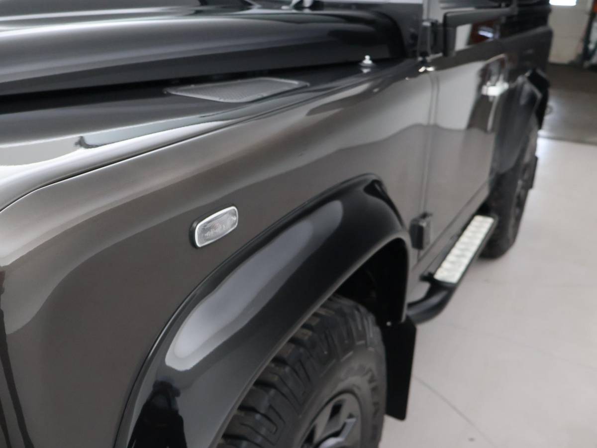 Land Rover Defender Land Rover Defender 90″ 2.2D 150 PK AUTOBIOGRAPHY GRIJS KENTEKEN *31.900 KM* UNIEK – TOPSTAAT – TWO-TONE