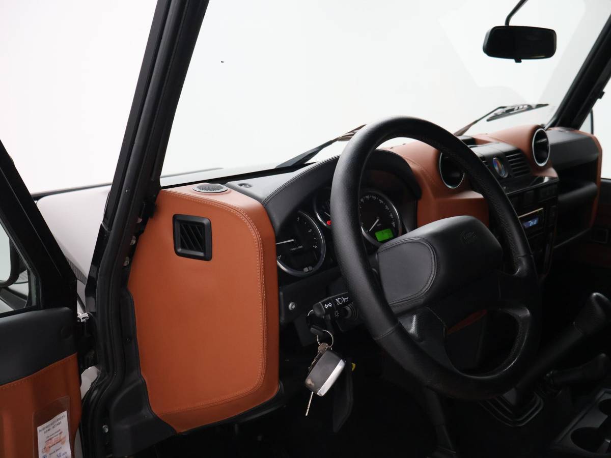 Land Rover Defender Land Rover Defender 90″ 2.2D 150 PK AUTOBIOGRAPHY GRIJS KENTEKEN *31.900 KM* UNIEK – TOPSTAAT – TWO-TONE