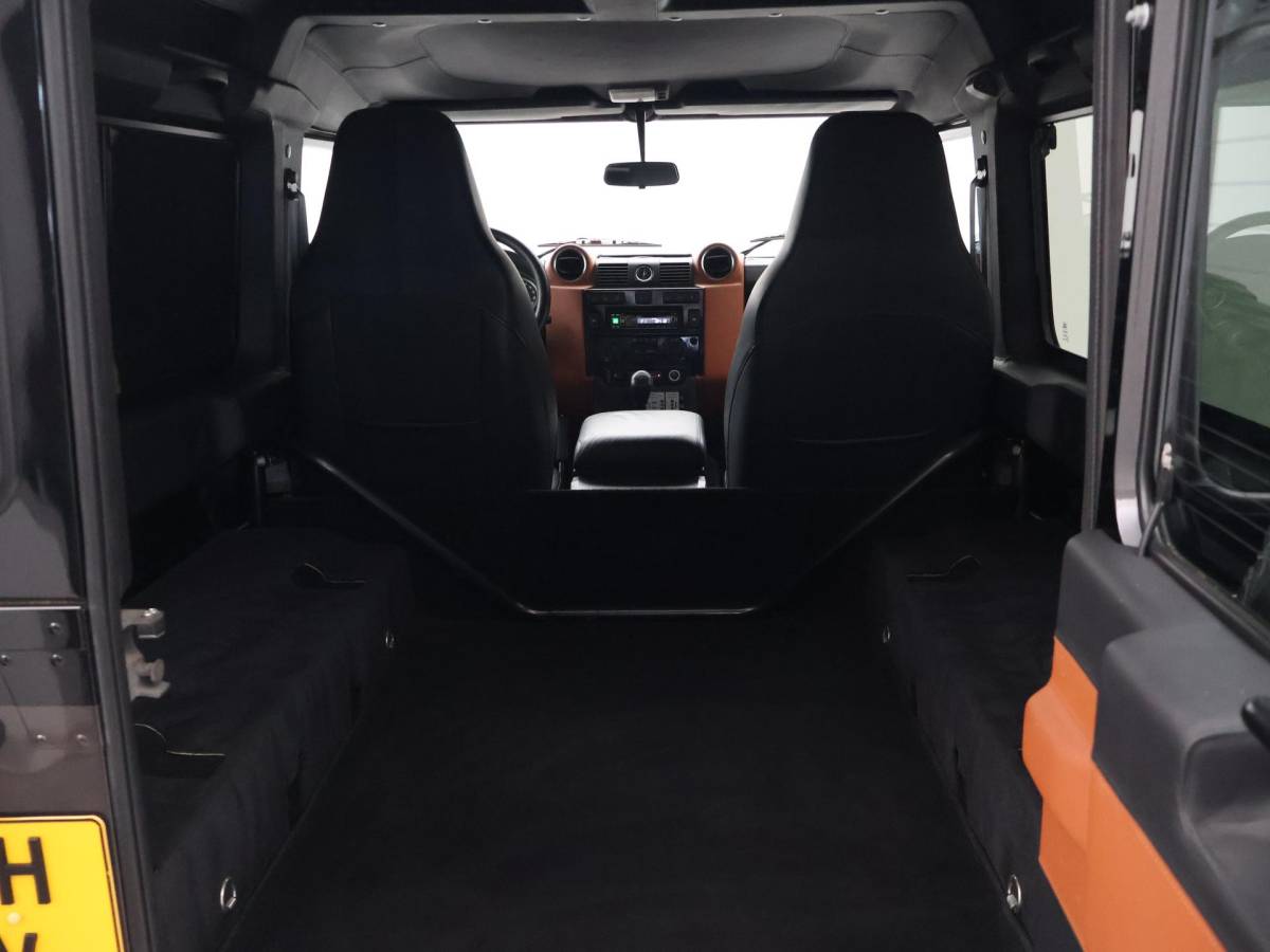 Land Rover Defender Land Rover Defender 90″ 2.2D 150 PK AUTOBIOGRAPHY GRIJS KENTEKEN *31.900 KM* UNIEK – TOPSTAAT – TWO-TONE