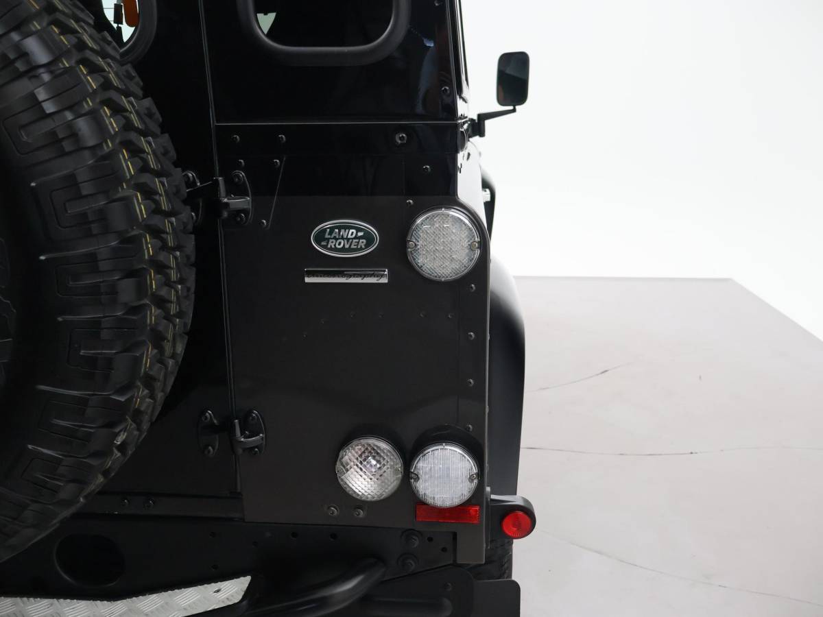 Land Rover Defender Land Rover Defender 90″ 2.2D 150 PK AUTOBIOGRAPHY GRIJS KENTEKEN *31.900 KM* UNIEK – TOPSTAAT – TWO-TONE