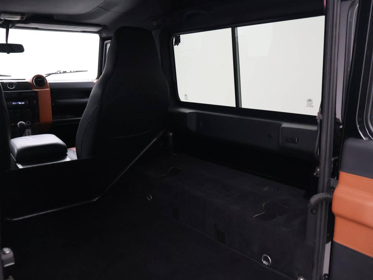 Land Rover Defender Land Rover Defender 90″ 2.2D 150 PK AUTOBIOGRAPHY GRIJS KENTEKEN *31.900 KM* UNIEK – TOPSTAAT – TWO-TONE