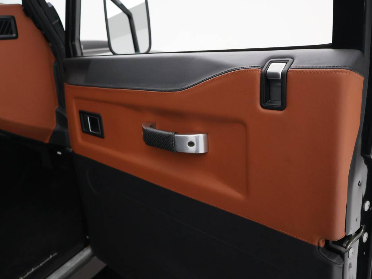 Land Rover Defender Land Rover Defender 90″ 2.2D 150 PK AUTOBIOGRAPHY GRIJS KENTEKEN *31.900 KM* UNIEK – TOPSTAAT – TWO-TONE