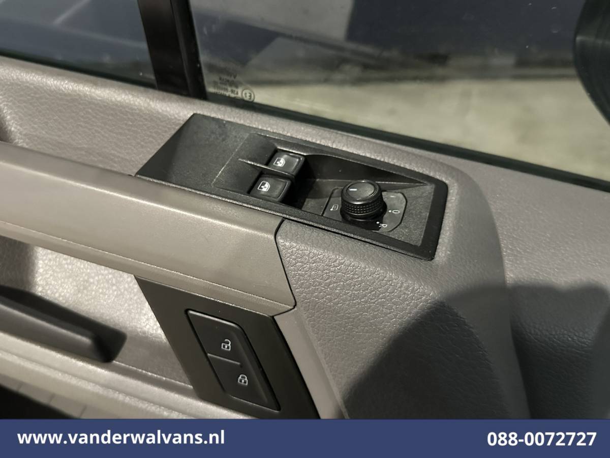 Volkswagen Crafter Volkswagen Crafter 2.0 TDI 141pk L3H3 L2H2 Euro6 Airco | Camera | Apple Carplay | Cruisecontrol | Chauffeursstoel Android Auto, Massagestoel, 2800kg trekvermogen