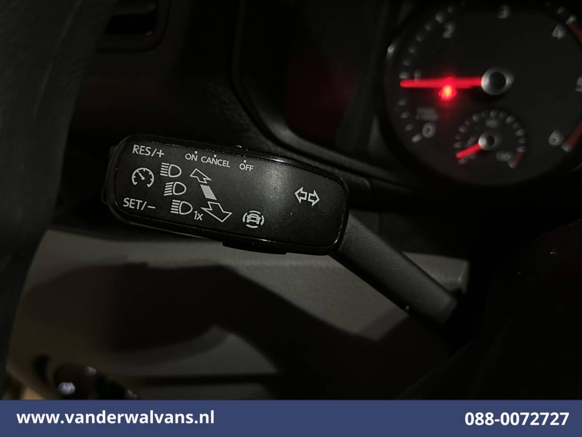 Volkswagen Crafter Volkswagen Crafter 2.0 TDI 141pk L3H3 L2H2 Euro6 Airco | Camera | Apple Carplay | Cruisecontrol | Chauffeursstoel Android Auto, Massagestoel, 2800kg trekvermogen