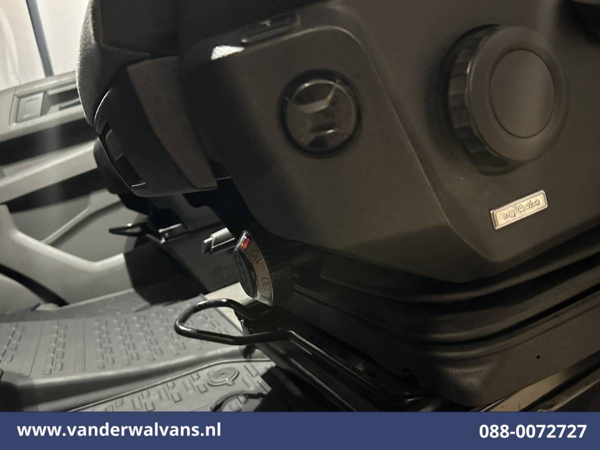 Volkswagen Crafter Volkswagen Crafter 2.0 TDI 141pk L3H3 L2H2 Euro6 Airco | Camera | Apple Carplay | Cruisecontrol | Chauffeursstoel Android Auto, Massagestoel, 2800kg trekvermogen
