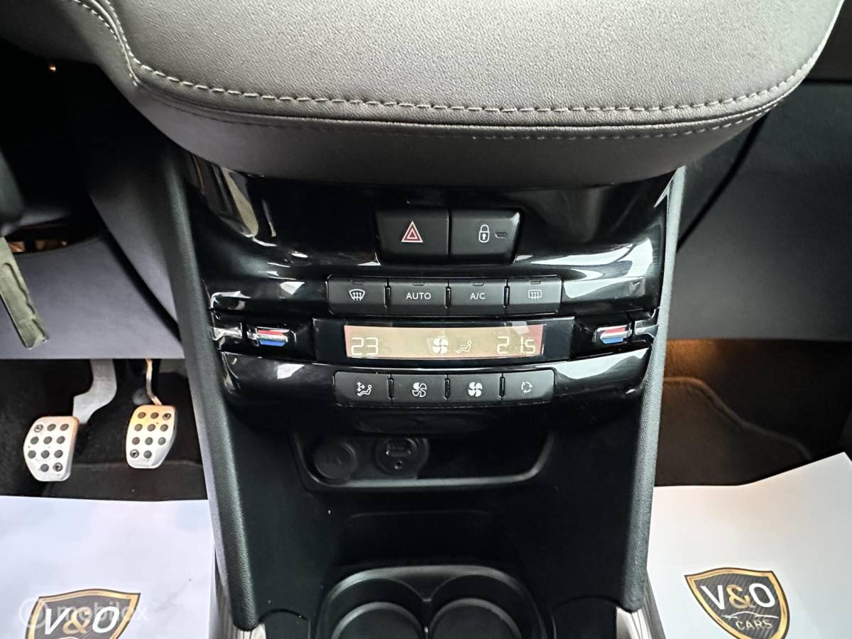 Peugeot 2008 Peugeot 2008 1.2 PureTech Féline