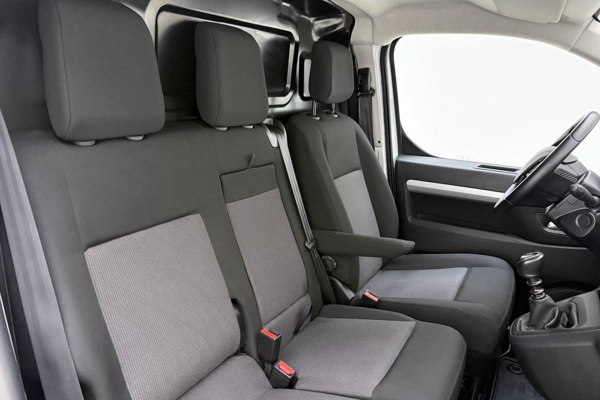 Peugeot Expert Peugeot Expert 2.0 BlueHDI 145 Long Sport | Trekhaak | Zijdeuren links/rechts | Achteruitrijcamera | Stoelverwarming | Apple/Android carplay | Airco | Stuurbediening