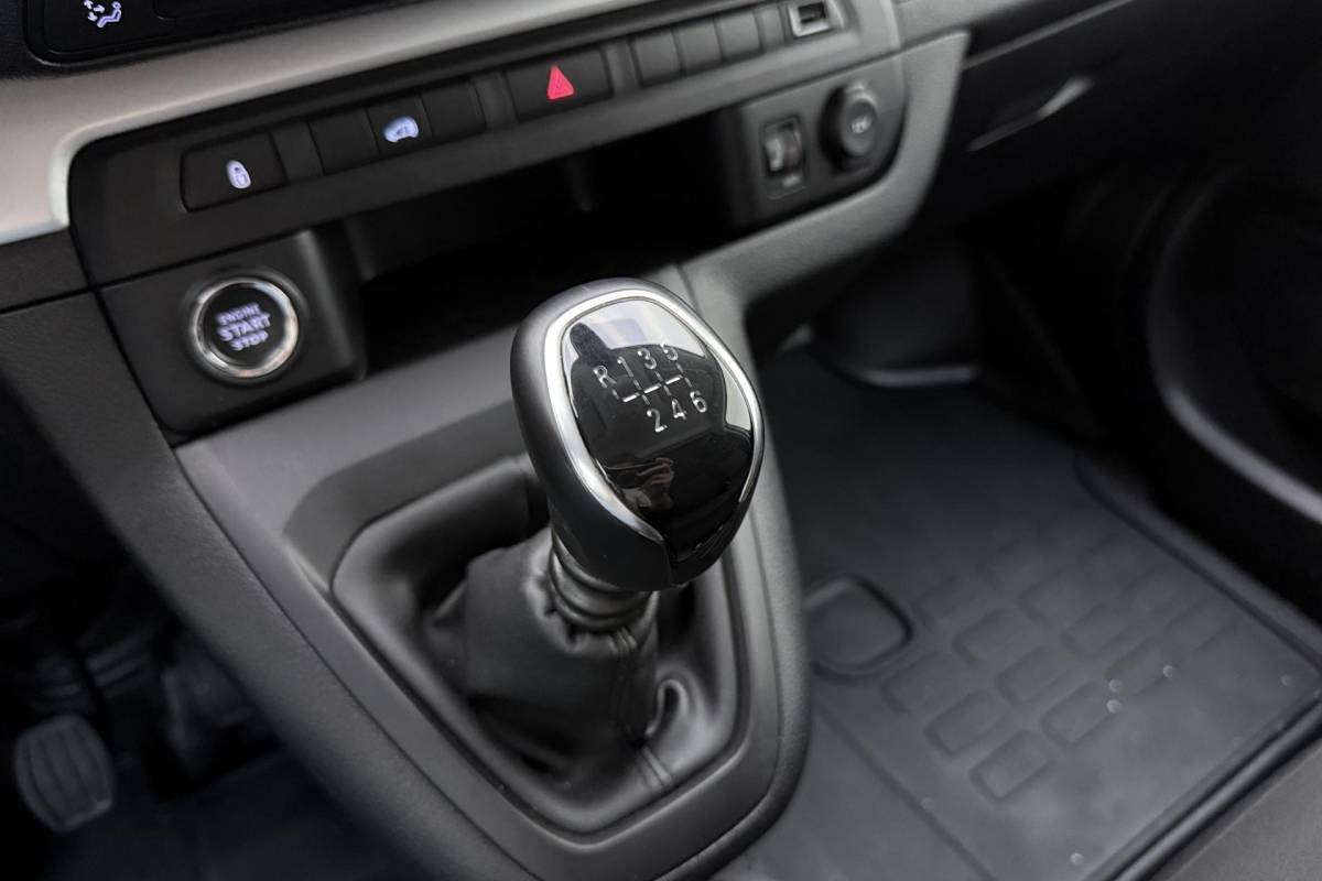 Peugeot Expert Peugeot Expert 2.0 BlueHDI 145 Long Sport | Trekhaak | Zijdeuren links/rechts | Achteruitrijcamera | Stoelverwarming | Apple/Android carplay | Airco | Stuurbediening