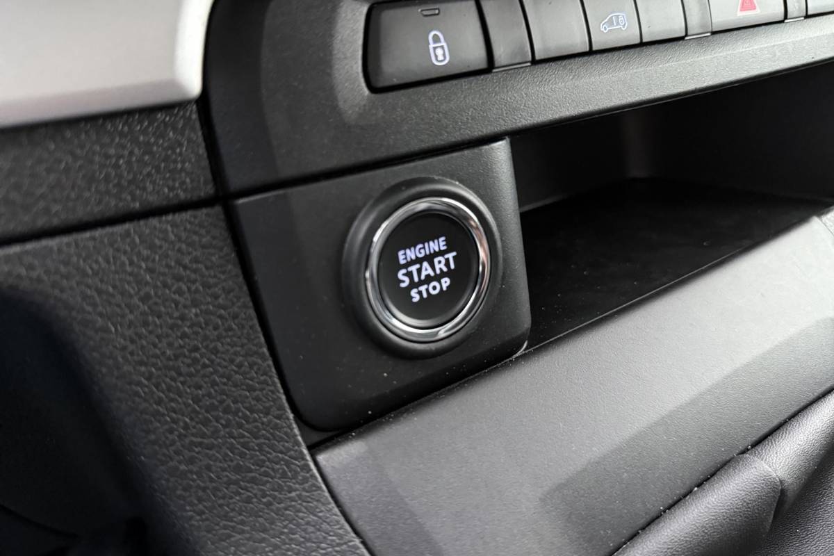 Peugeot Expert Peugeot Expert 2.0 BlueHDI 145 Long Sport | Trekhaak | Zijdeuren links/rechts | Achteruitrijcamera | Stoelverwarming | Apple/Android carplay | Airco | Stuurbediening