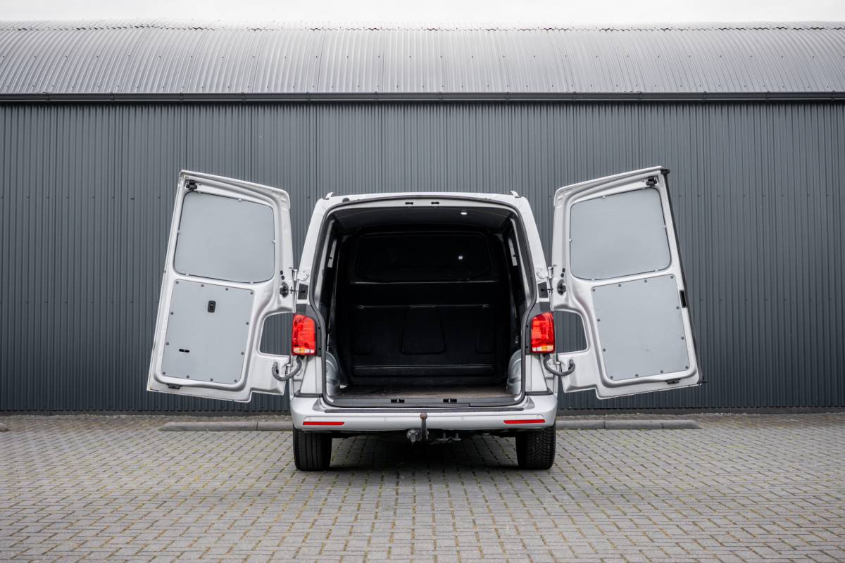 Volkswagen Transporter Volkswagen Transporter T6.1 Bulli 2.0 TDI L1H1 | Virtual cockpit | Automaat | 150 PK | 3-Zits | 1e Eigenaar | LED | Camera | Carplay | PDC | Zijschuifdeur R+L | Trekhaak