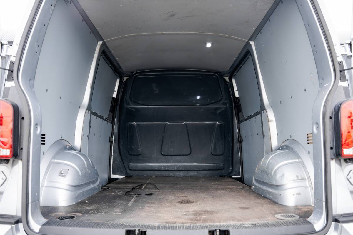 Volkswagen Transporter Volkswagen Transporter T6.1 Bulli 2.0 TDI L1H1 | Virtual cockpit | Automaat | 150 PK | 3-Zits | 1e Eigenaar | LED | Camera | Carplay | PDC | Zijschuifdeur R+L | Trekhaak