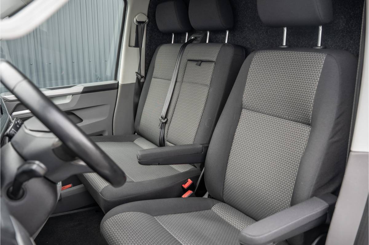 Volkswagen Transporter Volkswagen Transporter T6.1 Bulli 2.0 TDI L1H1 | Virtual cockpit | Automaat | 150 PK | 3-Zits | 1e Eigenaar | LED | Camera | Carplay | PDC | Zijschuifdeur R+L | Trekhaak