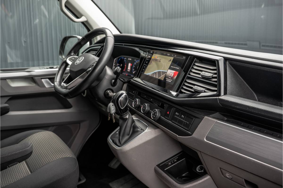 Volkswagen Transporter Volkswagen Transporter T6.1 Bulli 2.0 TDI L1H1 | Virtual cockpit | Automaat | 150 PK | 3-Zits | 1e Eigenaar | LED | Camera | Carplay | PDC | Zijschuifdeur R+L | Trekhaak