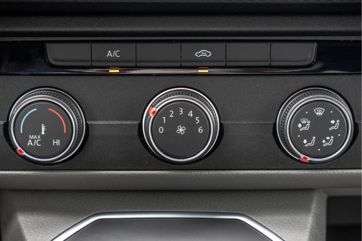 Volkswagen Transporter Volkswagen Transporter T6.1 Bulli 2.0 TDI L1H1 | Virtual cockpit | Automaat | 150 PK | 3-Zits | 1e Eigenaar | LED | Camera | Carplay | PDC | Zijschuifdeur R+L | Trekhaak