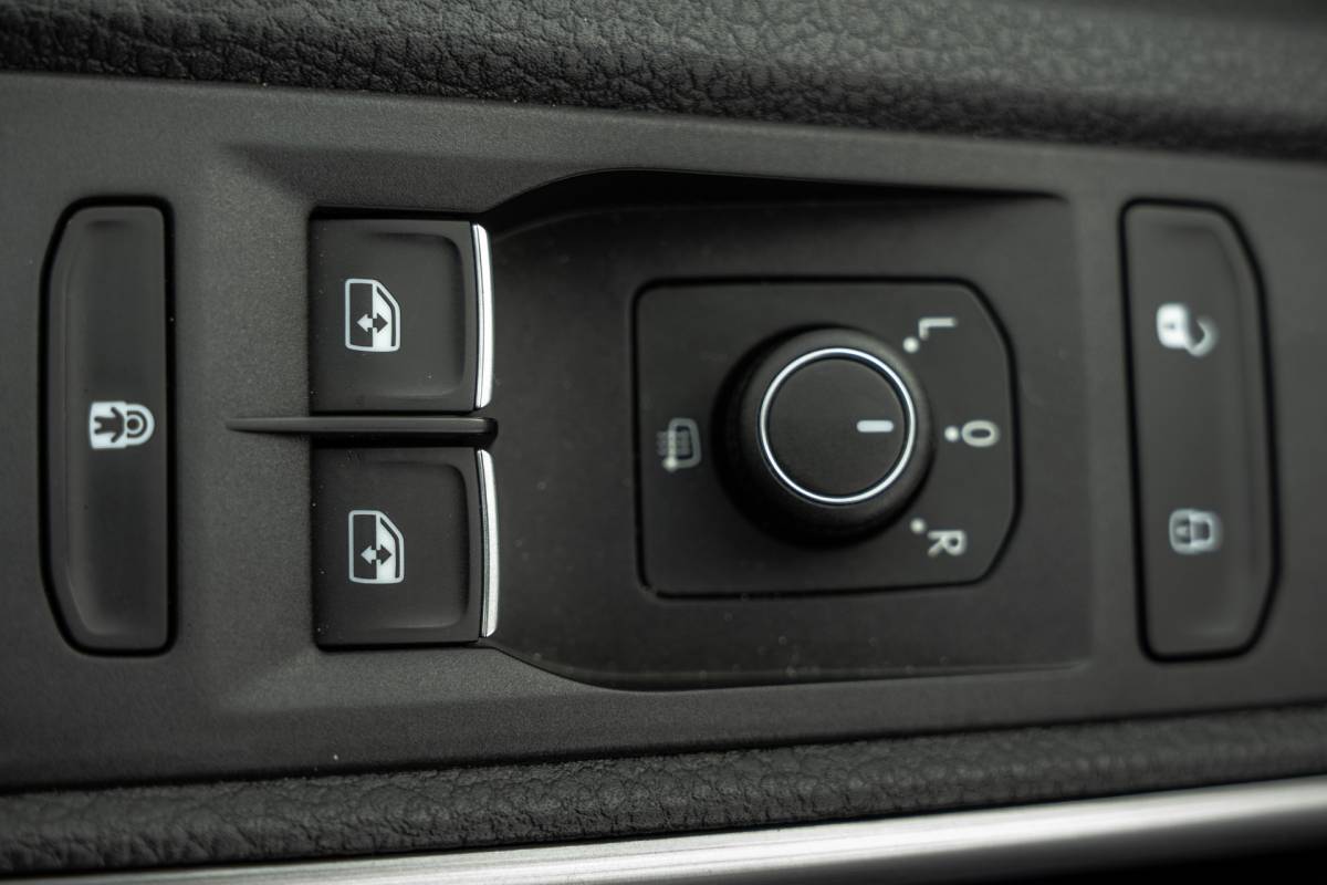 Volkswagen Transporter Volkswagen Transporter T6.1 Bulli 2.0 TDI L1H1 | Virtual cockpit | Automaat | 150 PK | 3-Zits | 1e Eigenaar | LED | Camera | Carplay | PDC | Zijschuifdeur R+L | Trekhaak