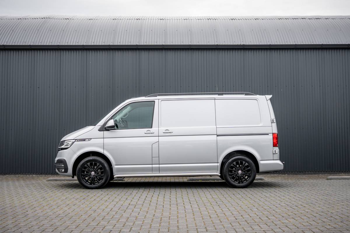 Volkswagen Transporter Volkswagen Transporter T6.1 Bulli 2.0 TDI L1H1 | Virtual cockpit | Automaat | 150 PK | 3-Zits | 1e Eigenaar | LED | Camera | Carplay | PDC | Zijschuifdeur R+L | Trekhaak