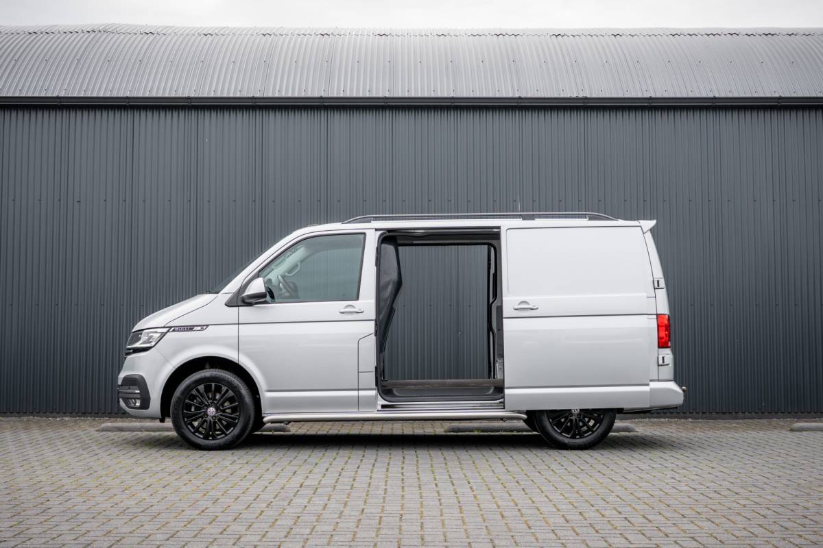 Volkswagen Transporter Volkswagen Transporter T6.1 Bulli 2.0 TDI L1H1 | Virtual cockpit | Automaat | 150 PK | 3-Zits | 1e Eigenaar | LED | Camera | Carplay | PDC | Zijschuifdeur R+L | Trekhaak