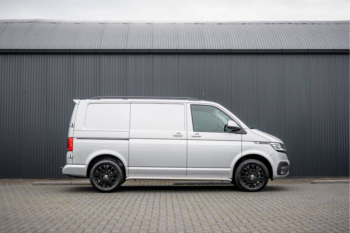 Volkswagen Transporter Volkswagen Transporter T6.1 Bulli 2.0 TDI L1H1 | Virtual cockpit | Automaat | 150 PK | 3-Zits | 1e Eigenaar | LED | Camera | Carplay | PDC | Zijschuifdeur R+L | Trekhaak