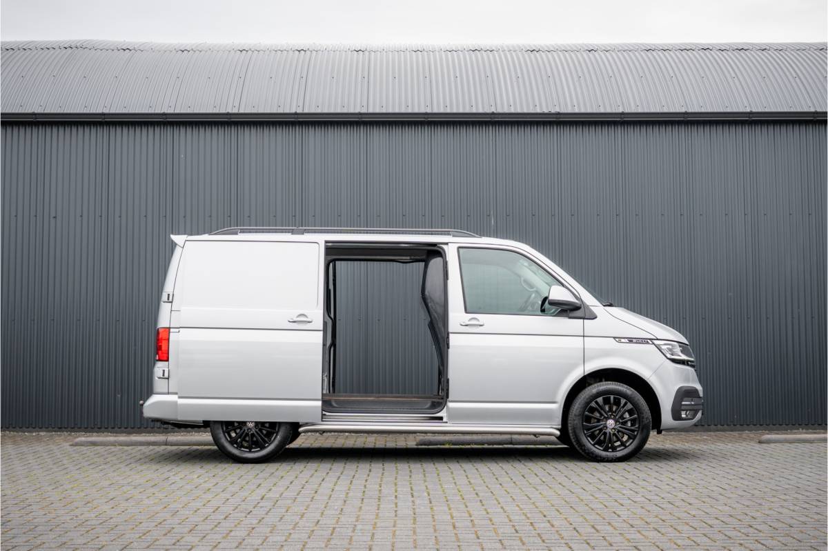 Volkswagen Transporter Volkswagen Transporter T6.1 Bulli 2.0 TDI L1H1 | Virtual cockpit | Automaat | 150 PK | 3-Zits | 1e Eigenaar | LED | Camera | Carplay | PDC | Zijschuifdeur R+L | Trekhaak