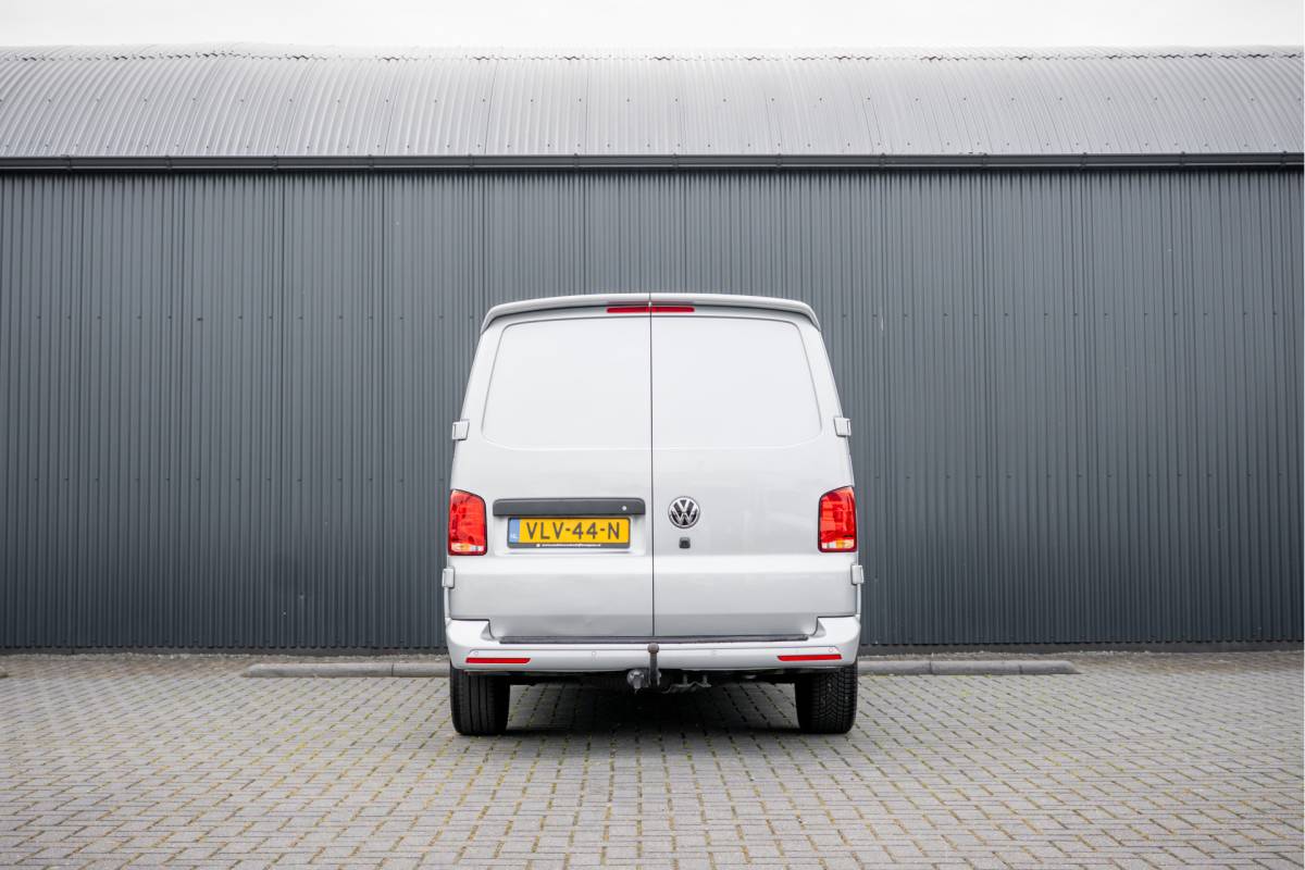 Volkswagen Transporter Volkswagen Transporter T6.1 Bulli 2.0 TDI L1H1 | Virtual cockpit | Automaat | 150 PK | 3-Zits | 1e Eigenaar | LED | Camera | Carplay | PDC | Zijschuifdeur R+L | Trekhaak