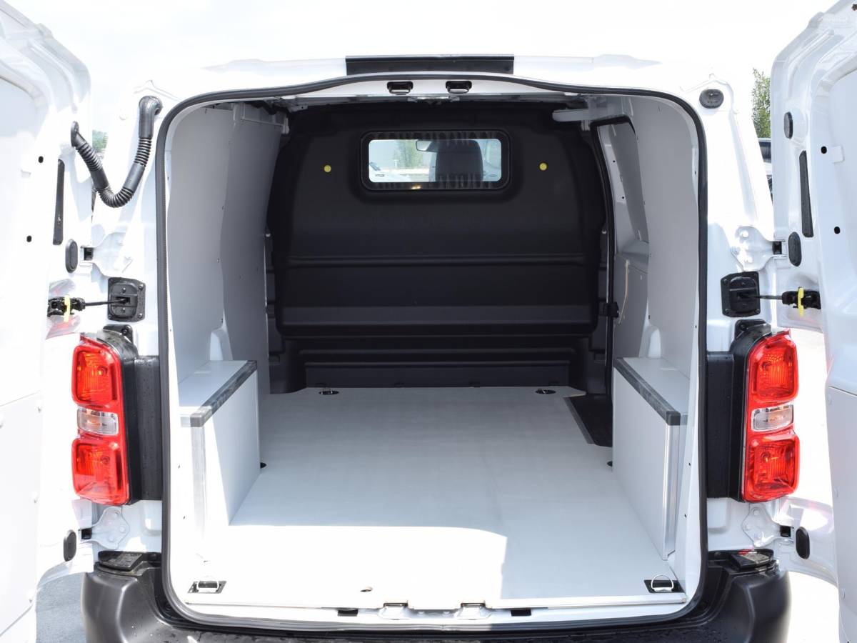 Opel Vivaro-e Opel Vivaro Electric L2 75 kWh | tot 8 jaar garantie | Apple Carplay | camera | dodehoekwaarschuwing | parkeersensoren voor & achter | Comfort tussenschot | laadruimtebetimmering