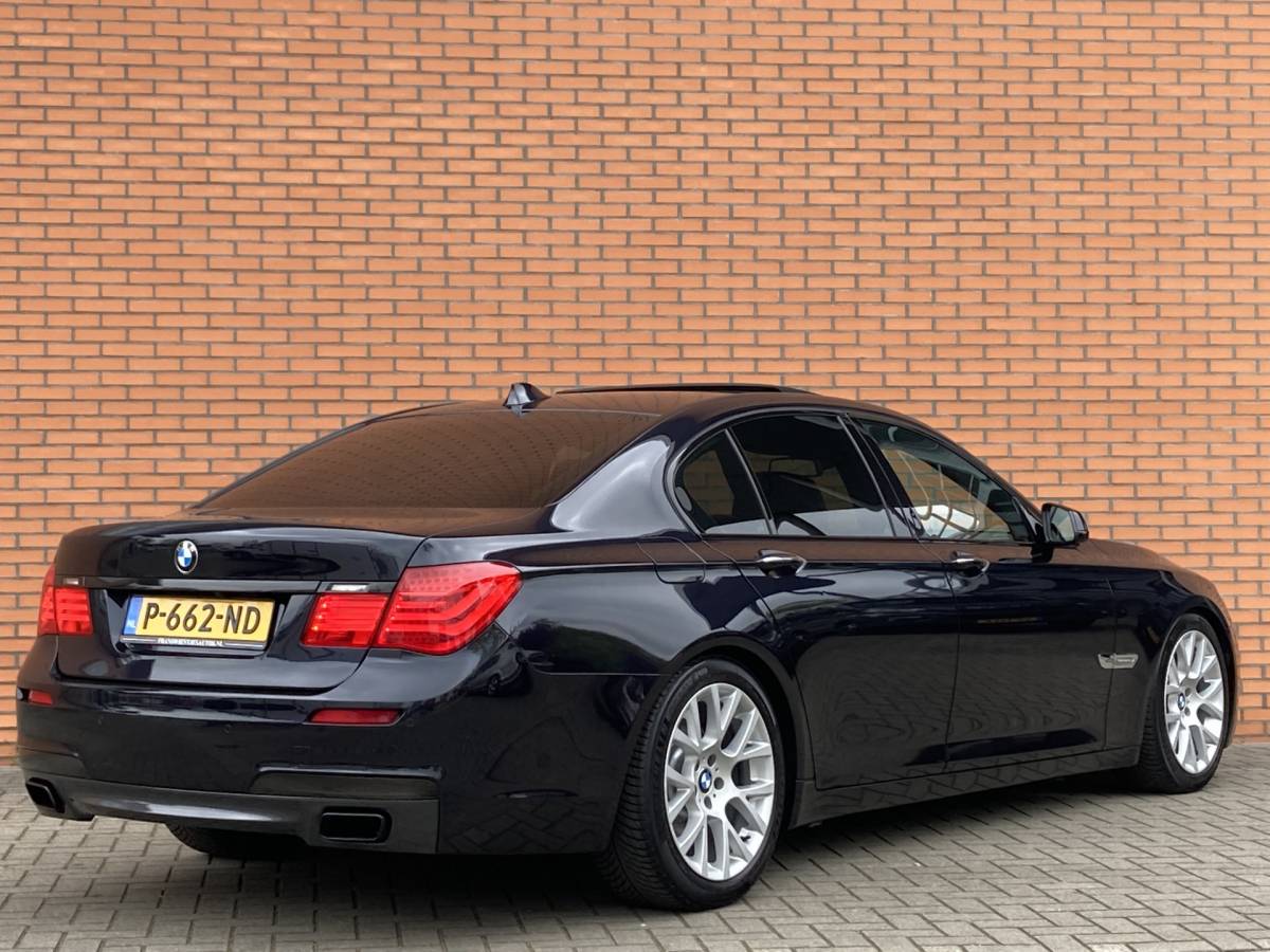 BMW 7 Serie BMW 7-serie 740d High Executive M-pakket | Head-Up Display | Softclose | Adaptieve cruise control | 19″ Lichtmetaal  | Camera | Leder | Navigatie | Elektrisch Stuurwiel | Stuurwielverwarming