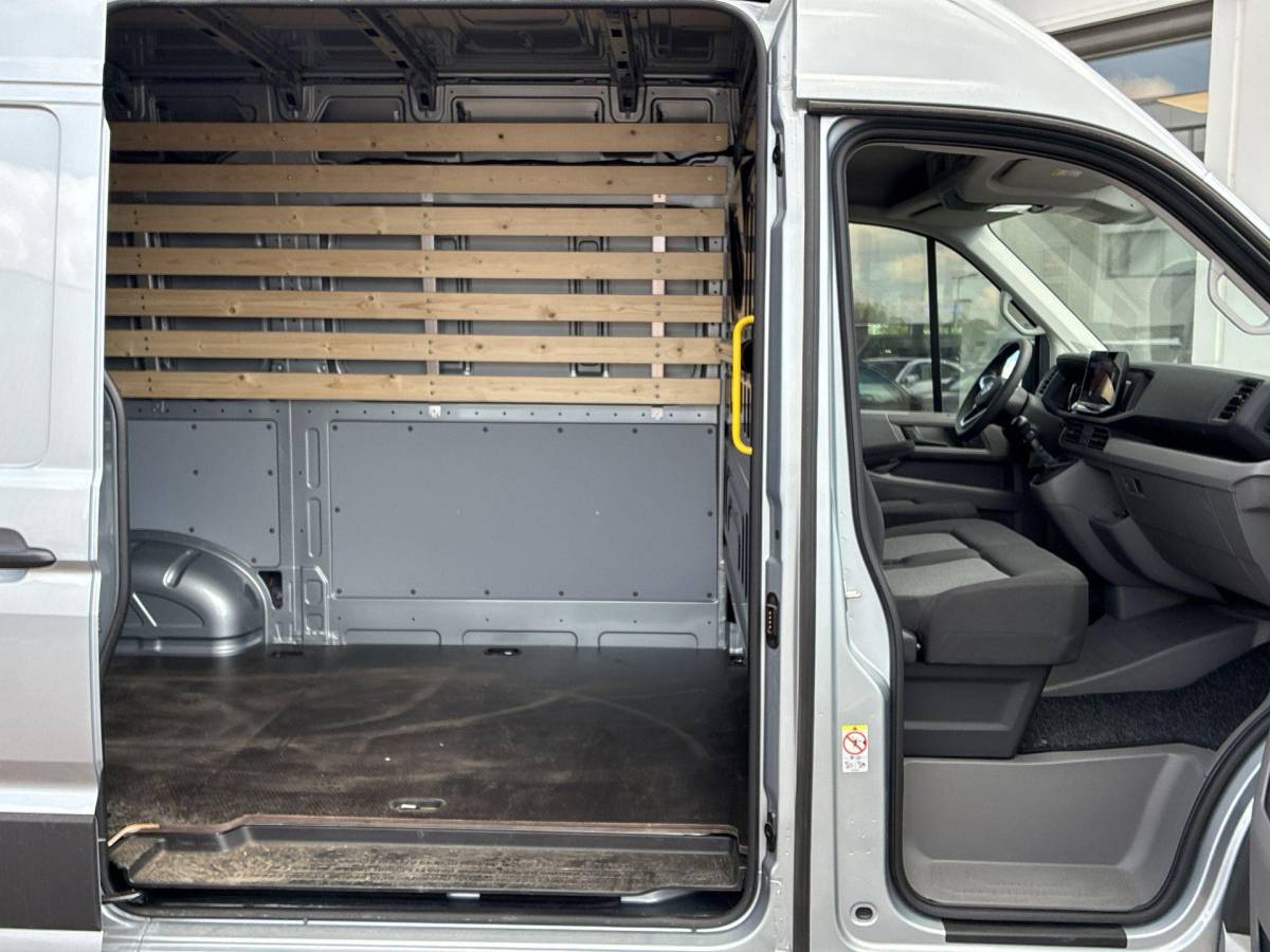 Volkswagen Crafter Volkswagen Bedrijfswagens Crafter 35 Trendline 2.0 TDI 140pk L3H3 · 18″ LM velgen · Trekhaak · Sidebars · Achterdeurspoiler · Voorspoiler · Camera · Apple/Android Car Play · Navigatie