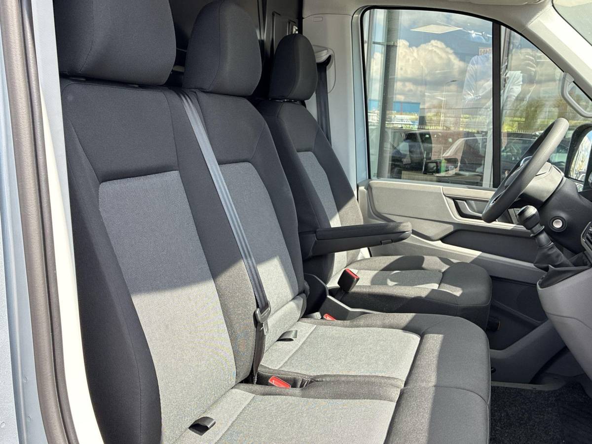 Volkswagen Crafter Volkswagen Bedrijfswagens Crafter 35 Trendline 2.0 TDI 140pk L3H3 · 18″ LM velgen · Trekhaak · Sidebars · Achterdeurspoiler · Voorspoiler · Camera · Apple/Android Car Play · Navigatie