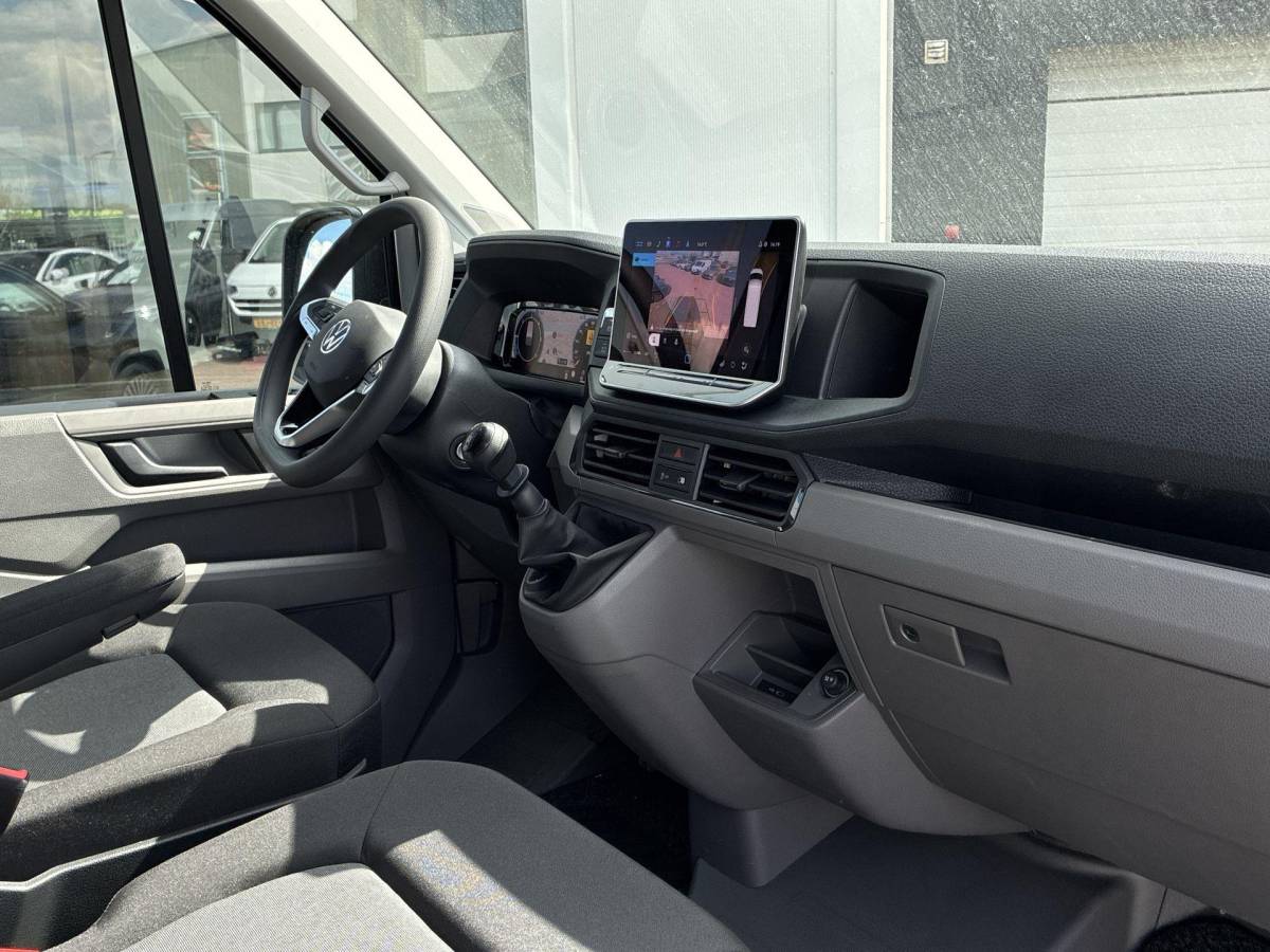 Volkswagen Crafter Volkswagen Bedrijfswagens Crafter 35 Trendline 2.0 TDI 140pk L3H3 · 18″ LM velgen · Trekhaak · Sidebars · Achterdeurspoiler · Voorspoiler · Camera · Apple/Android Car Play · Navigatie