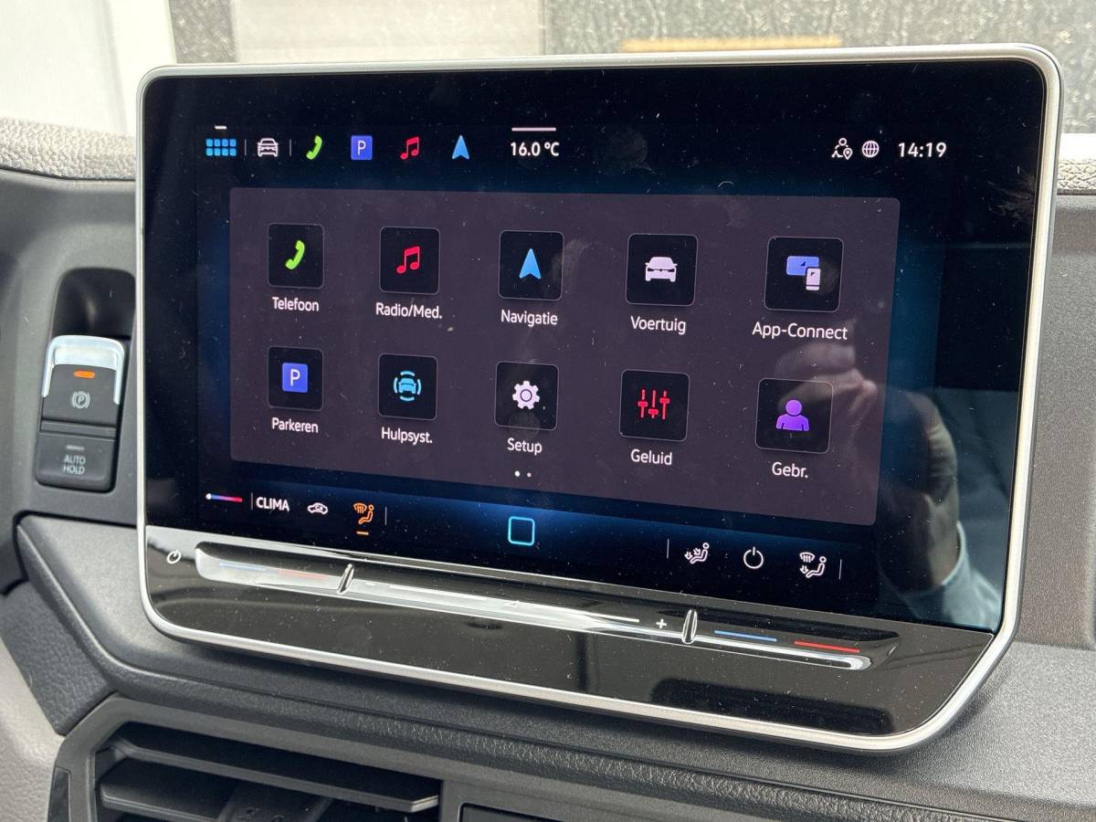 Volkswagen Crafter Volkswagen Bedrijfswagens Crafter 35 Trendline 2.0 TDI 140pk L3H3 · 18″ LM velgen · Trekhaak · Sidebars · Achterdeurspoiler · Voorspoiler · Camera · Apple/Android Car Play · Navigatie