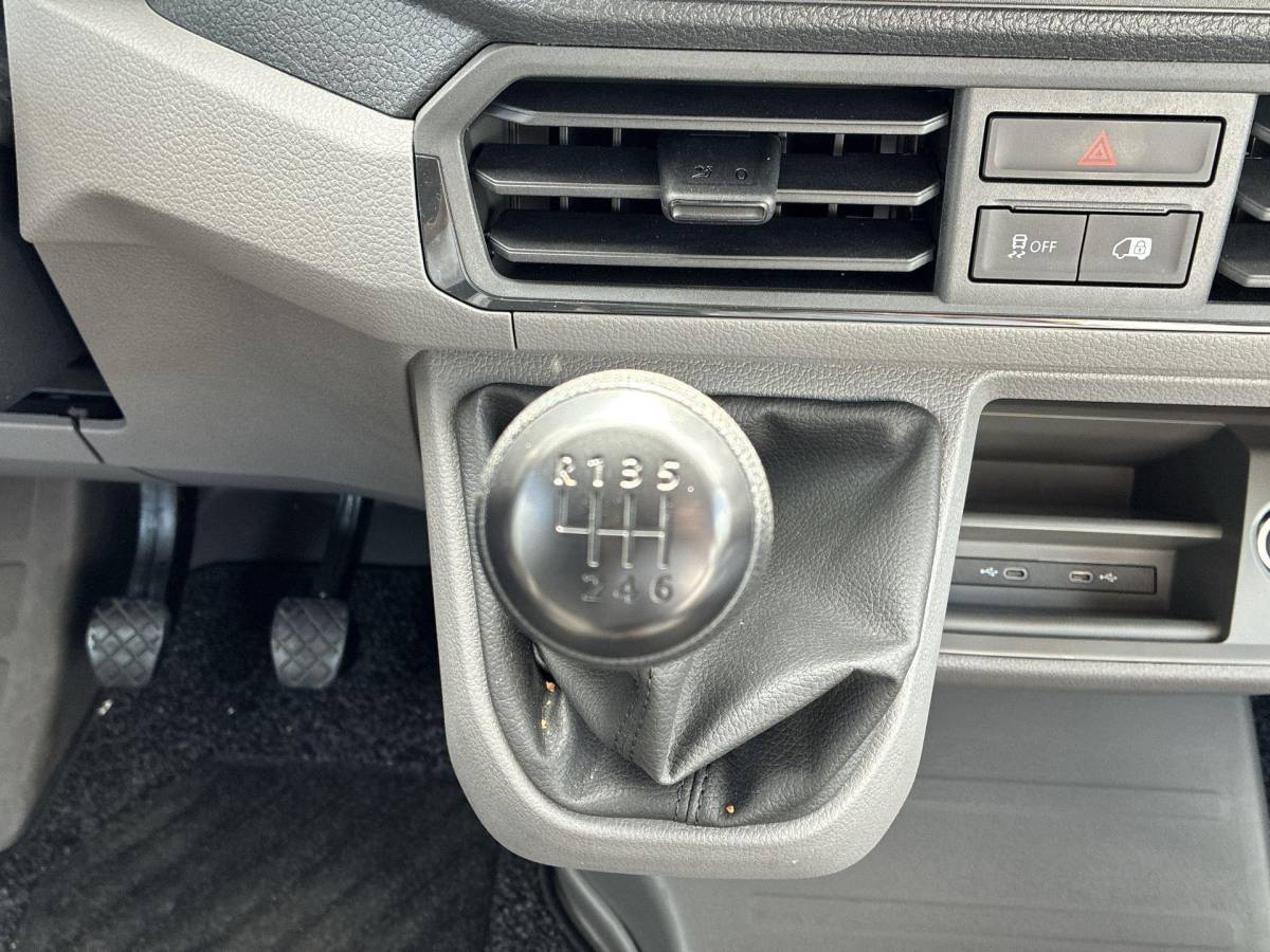 Volkswagen Crafter Volkswagen Bedrijfswagens Crafter 35 Trendline 2.0 TDI 140pk L3H3 · 18″ LM velgen · Trekhaak · Sidebars · Achterdeurspoiler · Voorspoiler · Camera · Apple/Android Car Play · Navigatie