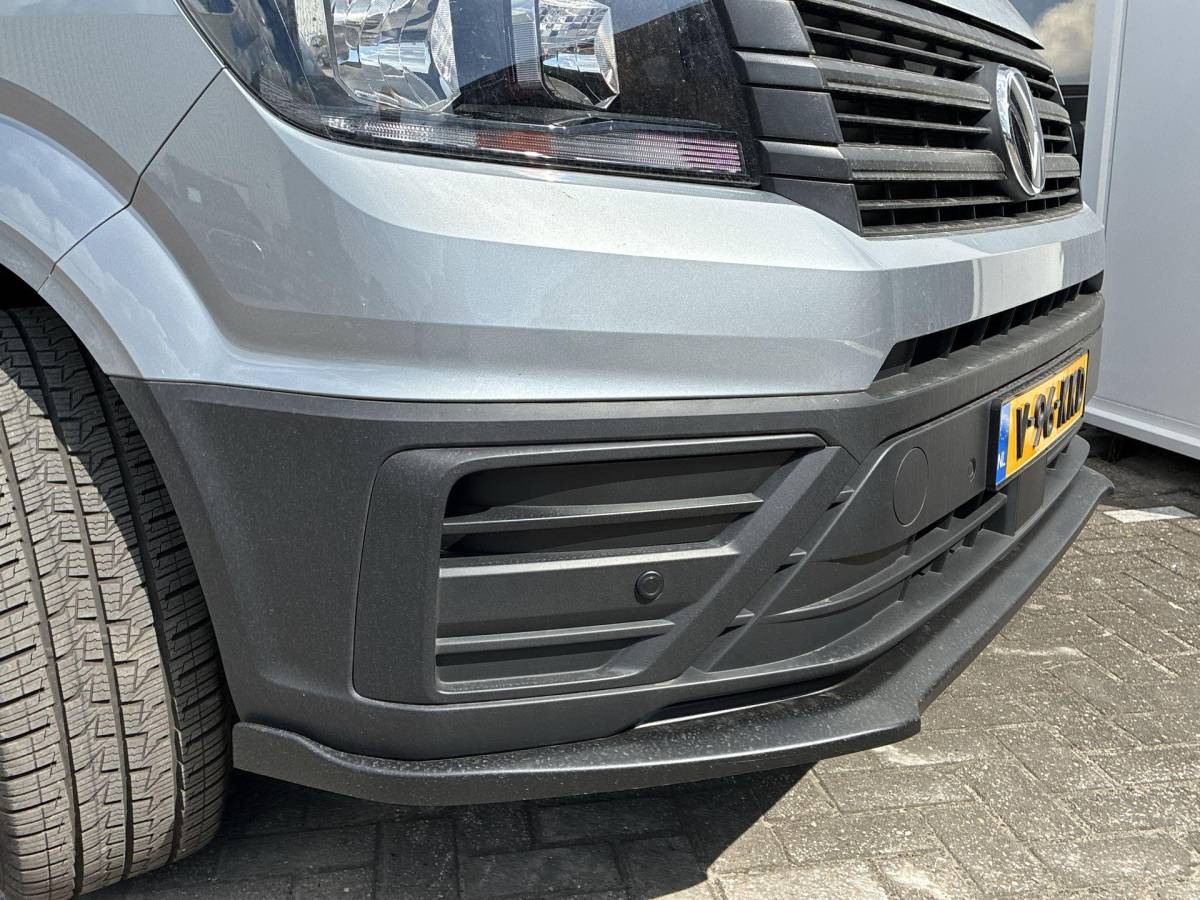 Volkswagen Crafter Volkswagen Bedrijfswagens Crafter 35 Trendline 2.0 TDI 140pk L3H3 · 18″ LM velgen · Trekhaak · Sidebars · Achterdeurspoiler · Voorspoiler · Camera · Apple/Android Car Play · Navigatie