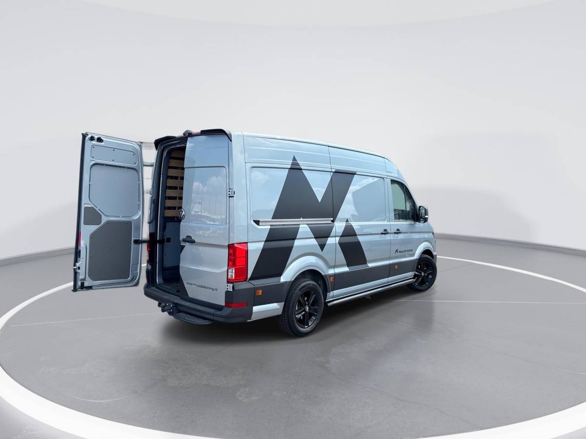 Volkswagen Crafter Volkswagen Bedrijfswagens Crafter 35 Trendline 2.0 TDI 140pk L3H3 · 18″ LM velgen · Trekhaak · Sidebars · Achterdeurspoiler · Voorspoiler · Camera · Apple/Android Car Play · Navigatie