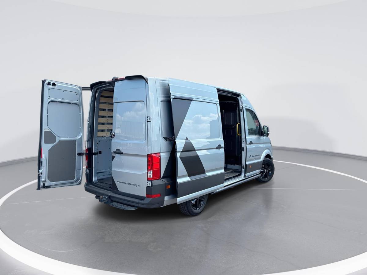 Volkswagen Crafter Volkswagen Bedrijfswagens Crafter 35 Trendline 2.0 TDI 140pk L3H3 · 18″ LM velgen · Trekhaak · Sidebars · Achterdeurspoiler · Voorspoiler · Camera · Apple/Android Car Play · Navigatie