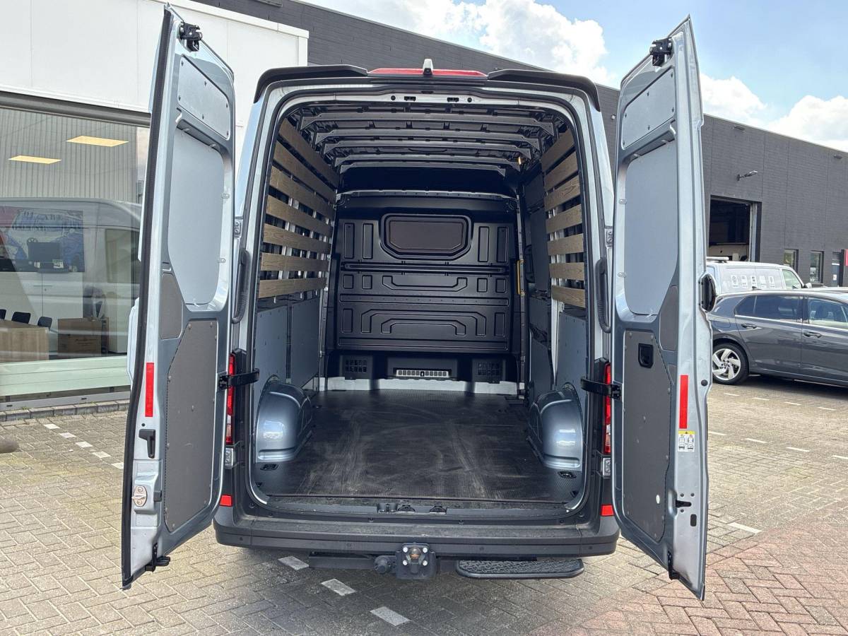 Volkswagen Crafter Volkswagen Bedrijfswagens Crafter 35 Trendline 2.0 TDI 140pk L3H3 · 18″ LM velgen · Trekhaak · Sidebars · Achterdeurspoiler · Voorspoiler · Camera · Apple/Android Car Play · Navigatie