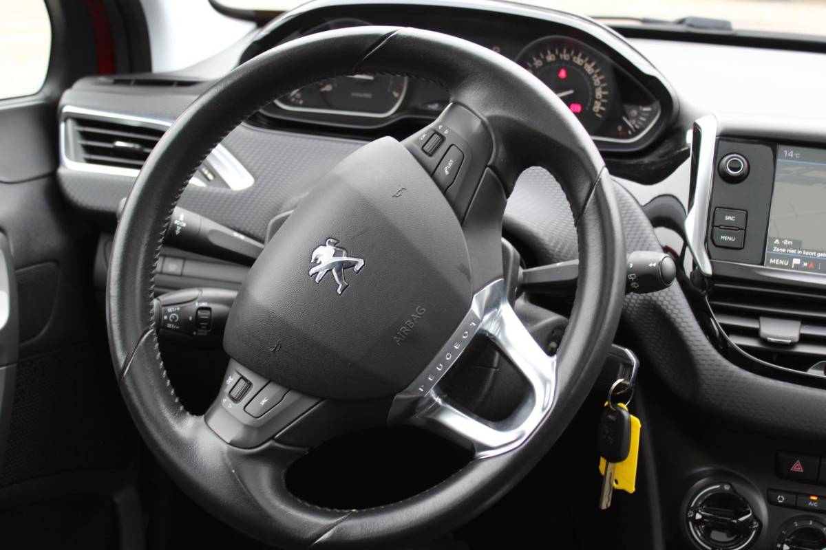 Peugeot 2008 Peugeot 2008 1.2 PureTech Blue Lion nap AUTOMAAT PANORAMA MULTIMEDIA NAVI AIRCO CRUISE TREKHAAK ETC