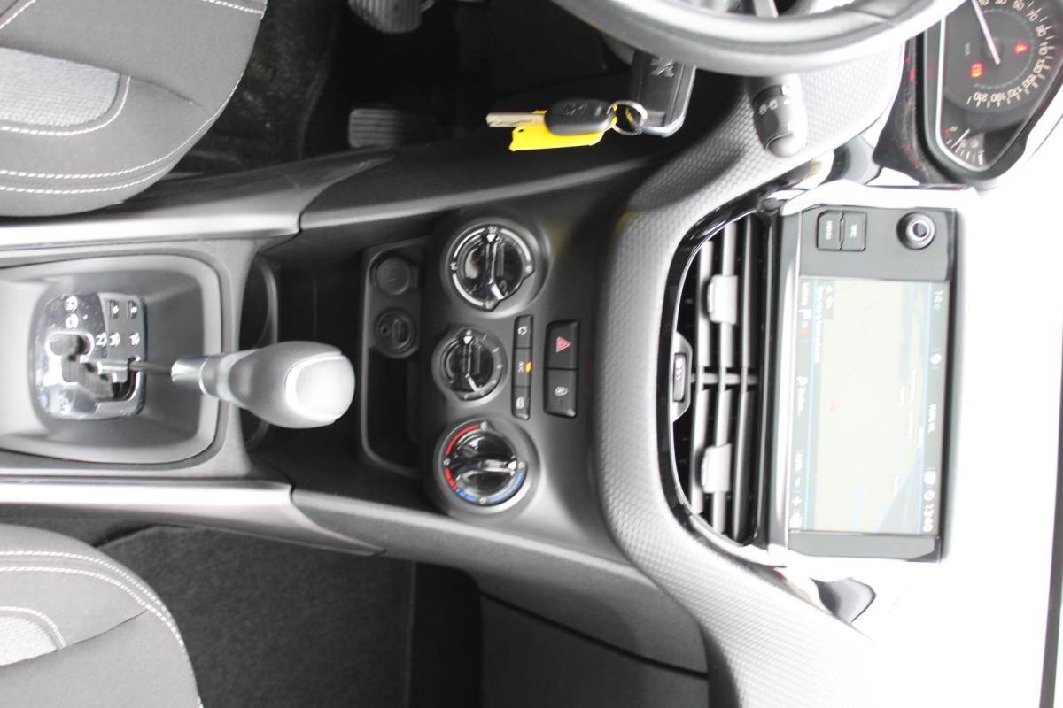 Peugeot 2008 Peugeot 2008 1.2 PureTech Blue Lion nap AUTOMAAT PANORAMA MULTIMEDIA NAVI AIRCO CRUISE TREKHAAK ETC