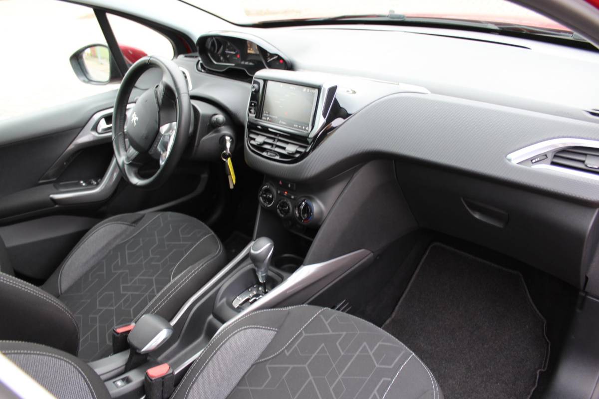 Peugeot 2008 Peugeot 2008 1.2 PureTech Blue Lion nap AUTOMAAT PANORAMA MULTIMEDIA NAVI AIRCO CRUISE TREKHAAK ETC