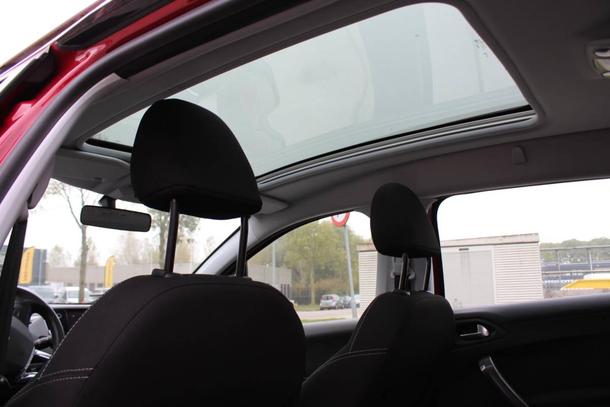 Peugeot 2008 Peugeot 2008 1.2 PureTech Blue Lion nap AUTOMAAT PANORAMA MULTIMEDIA NAVI AIRCO CRUISE TREKHAAK ETC