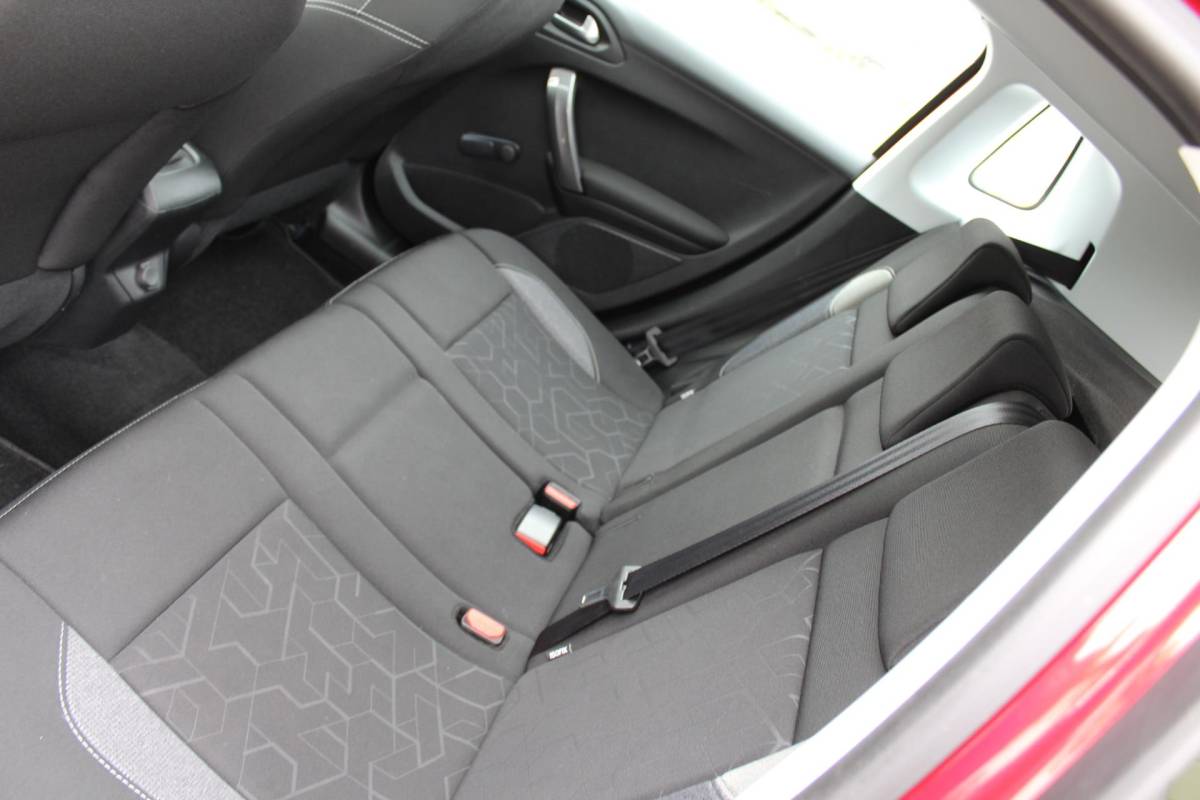 Peugeot 2008 Peugeot 2008 1.2 PureTech Blue Lion nap AUTOMAAT PANORAMA MULTIMEDIA NAVI AIRCO CRUISE TREKHAAK ETC