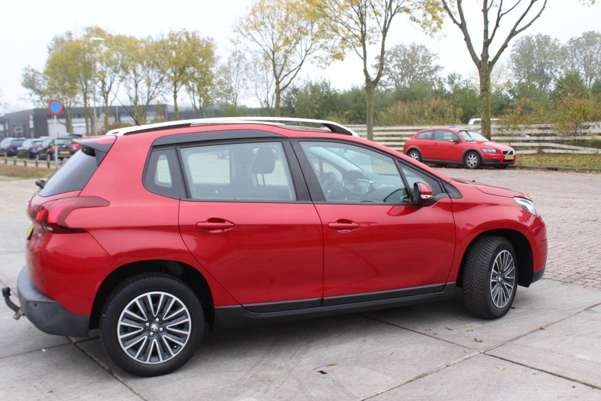 Peugeot 2008 Peugeot 2008 1.2 PureTech Blue Lion nap AUTOMAAT PANORAMA MULTIMEDIA NAVI AIRCO CRUISE TREKHAAK ETC