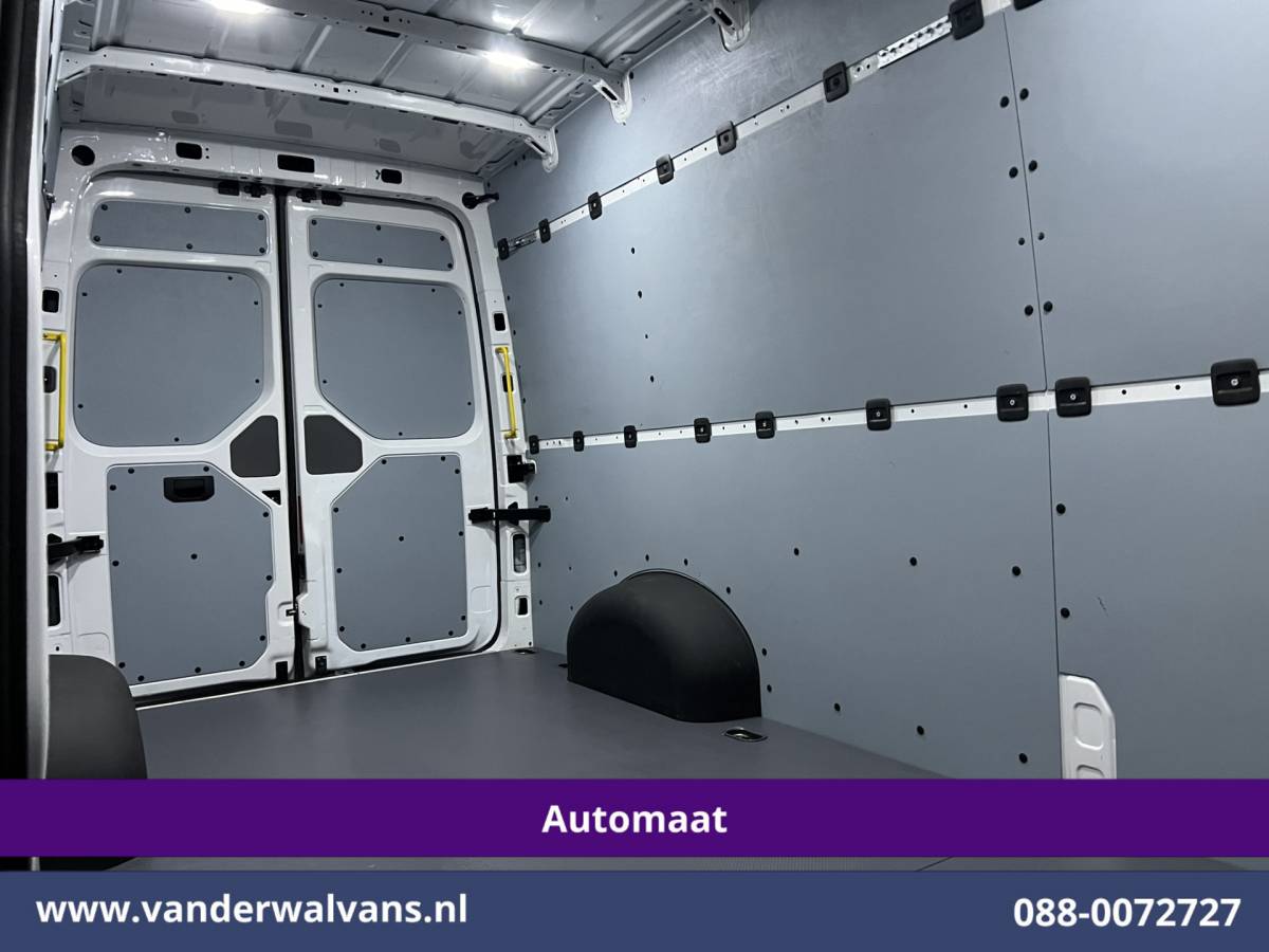 Volkswagen Crafter Volkswagen Crafter 2.0 TDI 140pk Automaat L4H3 L3H2 Euro6 Airco | Camera | Apple Carplay Android Auto, Chauffeursstoel, Stoelverwarming, 3000kg Trekhaak