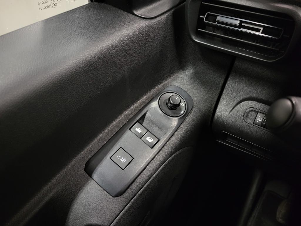 Peugeot Partner Peugeot Partner 1.2PureTech 111pk Benzine!